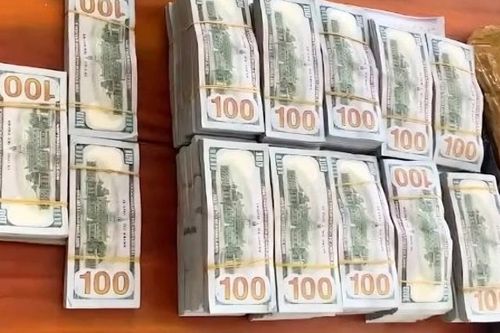 Bắt quả tang người vận chuyển trái phép số lượng lớn USD qua biên giới