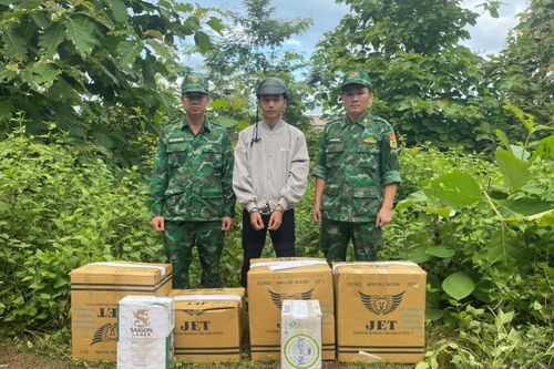Đồn Biên phòng cửa khẩu quốc tế Lao Bảo liên tiếp bắt giữ 2 vụ vận chuyển pháo trái phép