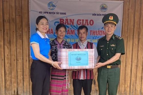 Bàn giao nhà 'Mái ấm tình thương' cho gia đình có hoàn cảnh khó khăn ở xã biên giới Ch'ơm