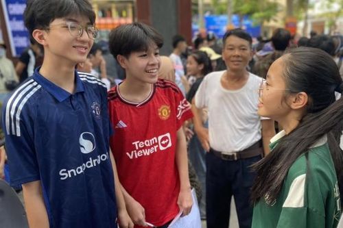 Thí sinh vui vẻ rời khỏi phòng thi môn Tiếng Anh