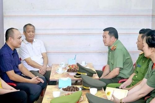 Thiếu tướng Đinh Văn Nơi thăm hỏi chiến sĩ bị phơi nhiễm HIV khi làm nhiệm vụ