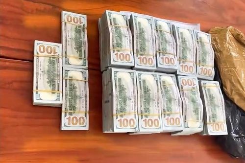 Bắt quả tang đối tượng vận chuyển hơn 530 nghìn USD qua biên giới