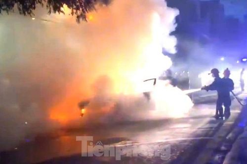 'Xế hộp' đậu ven đường bốc cháy dữ dội lúc rạng sáng