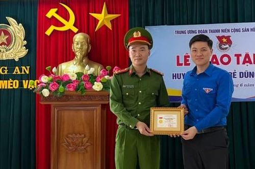 Trao Huy hiệu Tuổi trẻ dũng cảm cho thượng úy công an cứu người giữa dòng nước lũ
