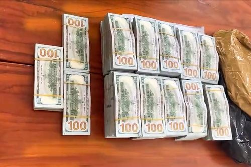 Bắt người vận chuyển trái phép hơn nửa triệu USD qua biên giới