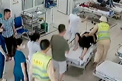 CLIP: CSGT dùng xe chuyên dụng đưa bệnh nhân nguy kịch đi cấp cứu
