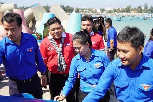 Bí thư T.Ư Đoàn Ngô Văn Cương thăm, tặng quà thanh niên tình nguyện trên đảo tiền tiêu Phú Quý