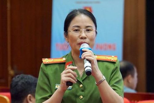 Nữ thượng tá công an chia sẻ với thanh niên kỹ năng phòng chống, cách nhận biết các chất ma túy