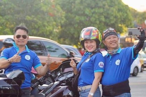 Thích thú màn diễu hành mô tô 'khủng' trên phố Nha Trang