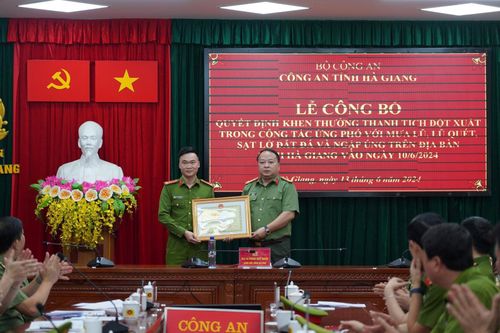 Khen thưởng thành tích đột xuất trong công tác giúp dân ứng phó với mưa lũ tại Hà Giang