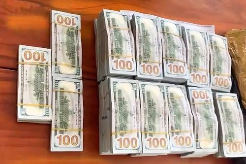 Bắt quả tang đối tượng vận chuyển trái phép 530.150 USD qua biên giới