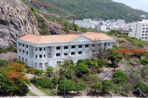 Ngôi biệt thự màu trắng bỏ hoang 20 năm bên bờ biển nổi tiếng Việt Nam