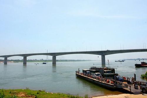 Đâu là cây cầu dài nhất bắc qua sông Hồng?