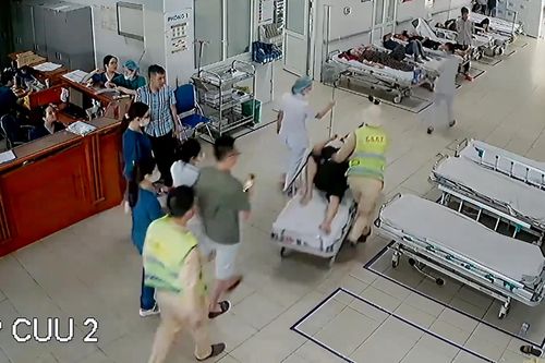 Gặp thiếu niên bị tím tái bên đường, CSGT kịp thời đưa đi cấp cứu