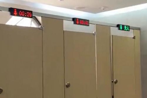 Khu du lịch nhận 'gạch đá' vì lắp đồng hồ tính giờ trong phòng vệ sinh nữ