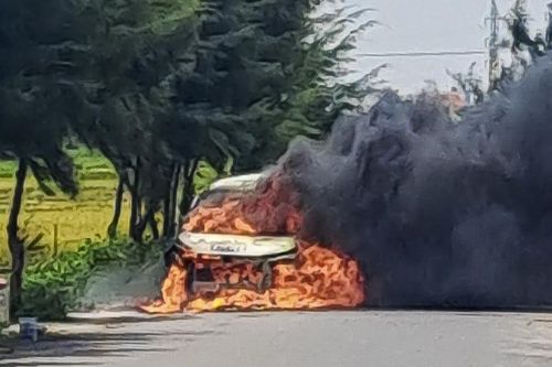 Ô tô 7 chỗ đang lưu thông, bất ngờ cháy dữ dội dưới nắng gắt ở Nam Định