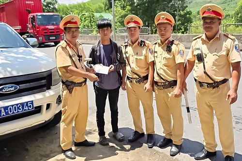 Tô bún ấm lòng của CSGT tặng nam thanh niên bị xe khách bỏ rơi giữa đường