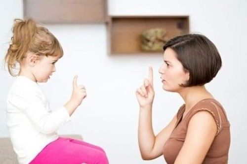 Cha mẹ nên làm gì khi con nói tục?