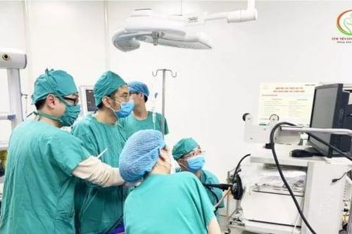 Bé 10 tháng tuổi nuốt phải bóng đèn điện tử