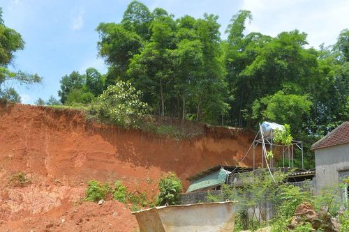 Báo động sạt lở núi ở các huyện vùng cao Nghệ An
