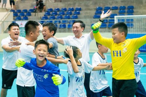 Sau loạt penalty cân não, Nhi đồng thị xã Hoàng Mai lên ngôi vô địch Cúp Báo Nghệ An