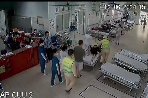 Cảnh sát giao thông Nghệ An hỗ trợ bệnh nhi bị trụy mạch đến bệnh viện cấp cứu kịp thời
