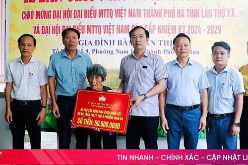 Bàn giao nhà đại đoàn kết cho hộ nghèo ở TP Hà Tĩnh