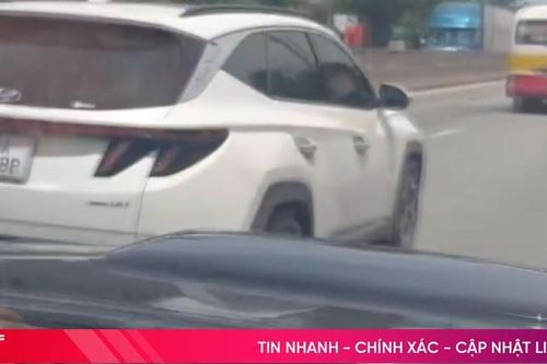 Tài xế ô tô liên tục lạng lách, chèn ép không cho xe sau vượt