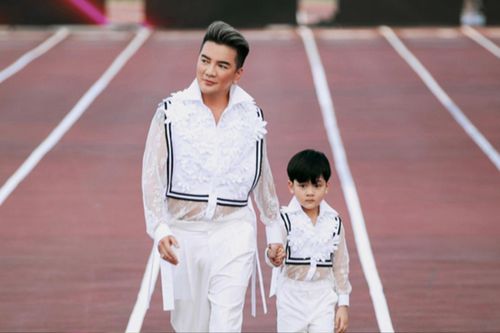 Đàm Vĩnh Hưng và con trai diễn vedette show thời trang