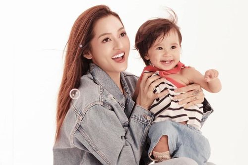 Bảo Anh ôm con gái bắt trend nhạc Sơn Tùng, fan chỉ ra một sự thay đổi