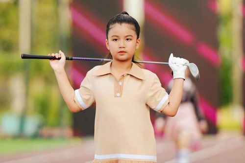 Mẫu nhí 9 tuổi 'gây sốt' khi đánh golf, trượt ván ngay trên sàn diễn thời trang