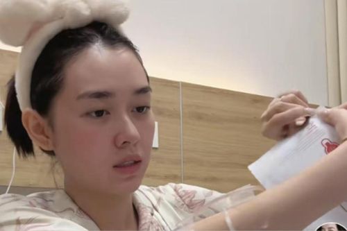 Á hậu Vbiz nhập viện, bất chấp mệt mỏi vẫn làm một việc