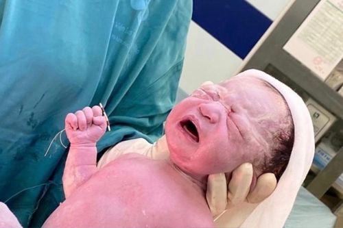 2 em bé chào đời, mang theo vòng tránh thai trả mẹ