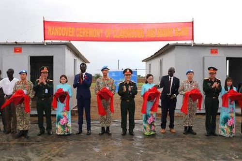 Trẻ em và người dân ở Abyei xúc động khi Đội công binh Việt Nam xây tặng lớp học và bếp ăn