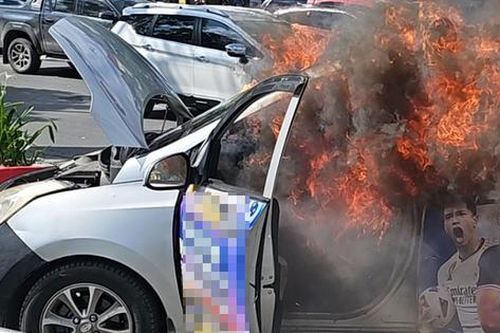 Một chiếc taxi bốc cháy dữ dội trên đường phố Hà Nội