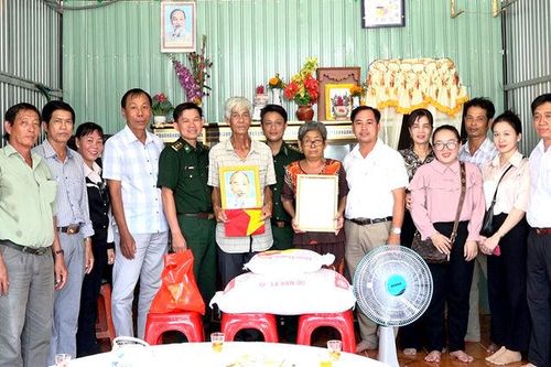 Bàn giao 'Mái ấm biên cương' cho gia đình chính sách ở xã Khánh An