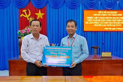 UBMTTQVN huyện Châu Phú tặng xe lăn phục vụ bệnh nhân tại Trung tâm Y tế huyện