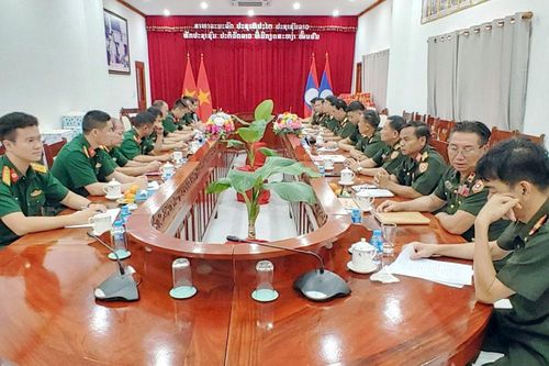 Bộ CHQS tỉnh Điện Biên trao đổi thông tin với Bộ CHQS tỉnh Luông Pha Băng