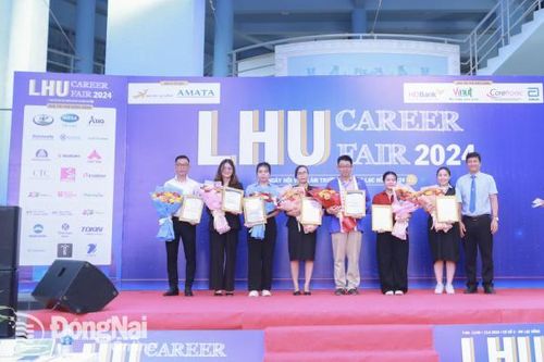 Hơn 1,5 ngàn lượt phỏng vấn tại Ngày hội việc làm Trường đại học Lạc Hồng
