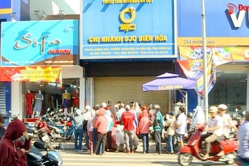 Xếp hàng từ 2 giờ sáng để mua vàng bình ổn tại Biên Hòa