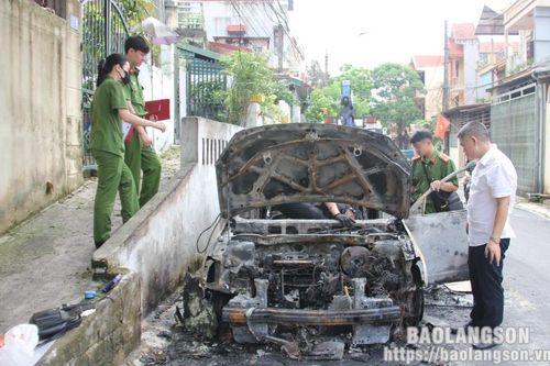 Thành phố Lạng Sơn: Xe ô tô đang đỗ bên đường bỗng bốc cháy dữ dội