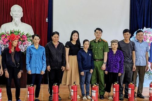 31 hộ nghèo xã Sơn Hà được tặng bình chữa cháy