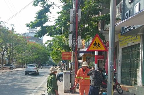 Lắp đặt 62 biển báo có trẻ em tại đường có cổng trường học ở thành phố Lào Cai