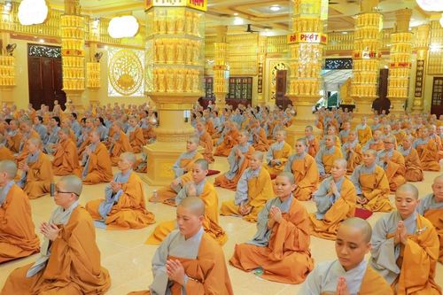Đoàn Phân ban Ni giới T.Ư thăm, sách tấn chư Ni các trường hạ 5 tỉnh miền Đông