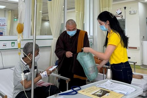 Hỗ trợ gần 250 triệu đồng chia sẻ gánh nặng với các bệnh nhân có gia cảnh khó khăn