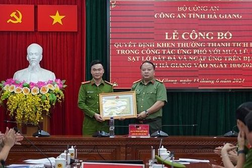 Khen thưởng tập thể, cá nhân giúp dân ứng phó với mưa lũ tại Hà Giang