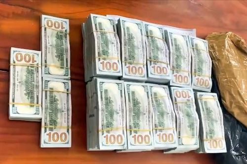 Shipper nhận chuyển trái phép hơn 500 nghìn USD qua biên giới