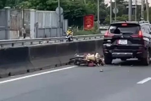Tạt đầu xe khách, xe máy tông mạnh đuôi ô tô