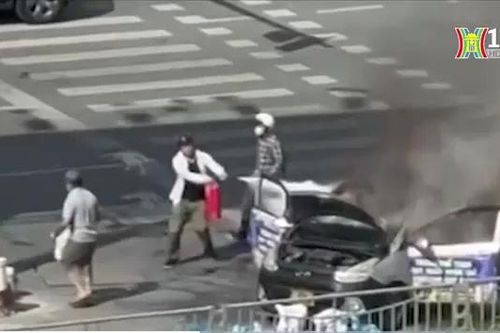 Taxi bốc cháy ngùn ngụt trên đường Láng