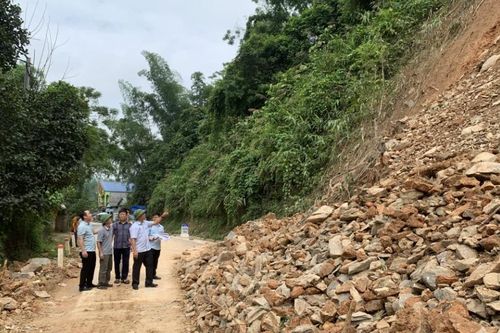 Kiểm tra tình hình sạt lở trên tuyến Đường tỉnh 216